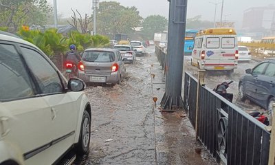 ಬೆಂಗಳೂರಲ್ಲಿ ಮಳೆ ಆರ್ಭಟ; ಬೈಕ್‌ ಮೇಲೆ ಮರ ಬಿದ್ದು ಬಾಲಕಿ ಸಾವು