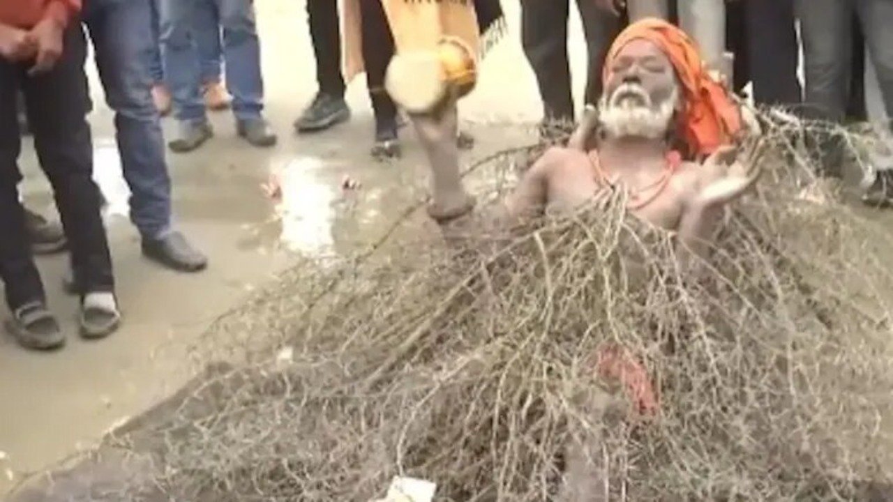 ಇವರು ‘ಕಾಂಟೇ ವಾಲೇ ಬಾಬಾ’ – ಮುಳ್ಳುಗಳೇ ಇವರ ಹಾಸಿಗೆ!