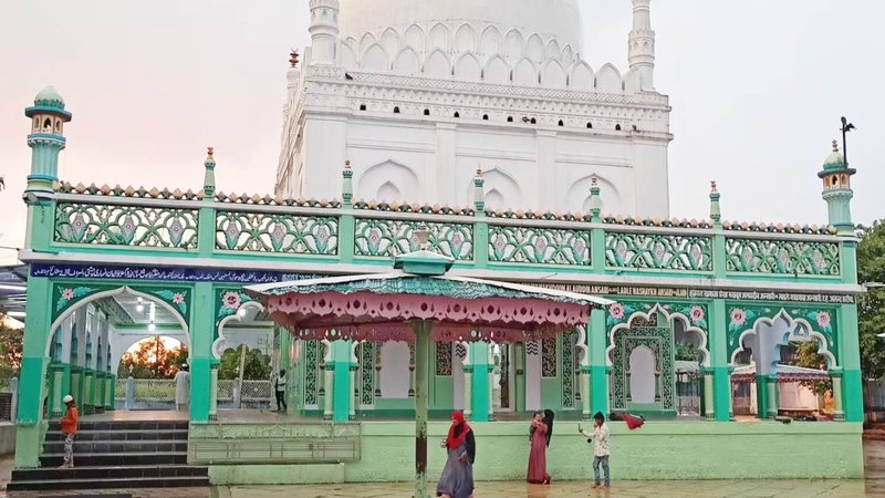 Ladle mashaik Dargah