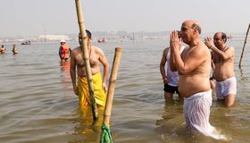 Maha Kumbh Mela: ಮಹಾ ಕುಂಭವೇಳದಲ್ಲಿ ಪವಿತ್ರ ಸ್ನಾನ ಮಾಡಿದ ಸಚಿವ ರಾಜನಾಥ್‌ ಸಿಂಗ್‌