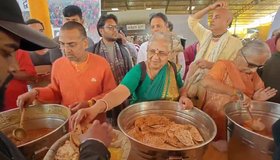 ಕುಂಭಮೇಳದಲ್ಲಿ ಪ್ರಸಾದ ತಯಾರಿಸಿದ ಹಂಚಿದ ಸುಧಾಮೂರ್ತಿ