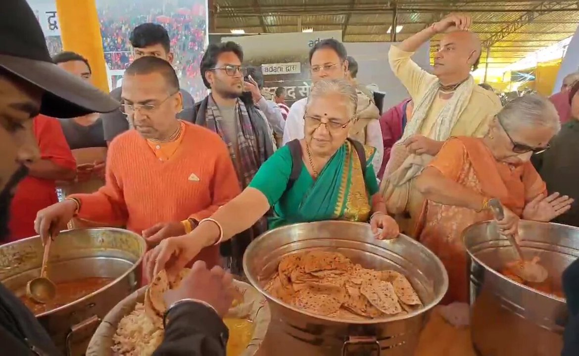 ಮಹಾಕುಂಭ ಮೇಳದಲ್ಲಿ ಮಹಾ ಪ್ರಸಾದ ವಿತರಿಸಿದ ಸುಧಾ ಮೂರ್ತಿ