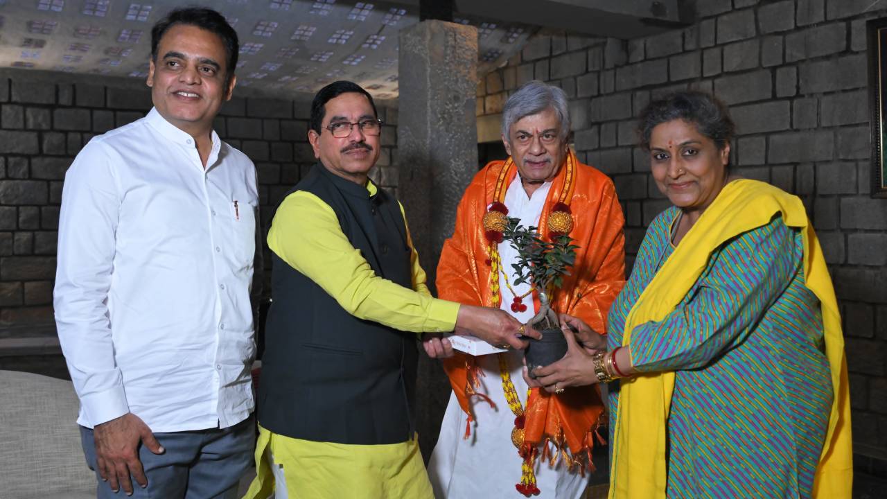 Ananth Nag: ಪದ್ಮಭೂಷಣ ಪುರಸ್ಕೃತ ಹಿರಿಯ ನಟ ಡಾ.ಅನಂತನಾಗ್‌ಗೆ ಸನ್ಮಾನಿಸಿ, ಅಭಿನಂದಿಸಿದ ಪ್ರಲ್ಹಾದ್‌ ಜೋಶಿ