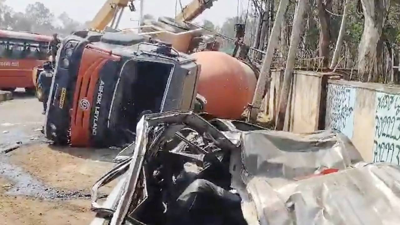 Belagavi Accident: ಕಾಂಕ್ರೀಟ್ ಮಿಕ್ಸರ್ ವಾಹನ ಉರುಳಿ ಕಾರು ಅಪ್ಪಚ್ಚಿ; ಪವಾಡಸದೃಶವಾಗಿ ಇಬ್ಬರು ಪಾರು