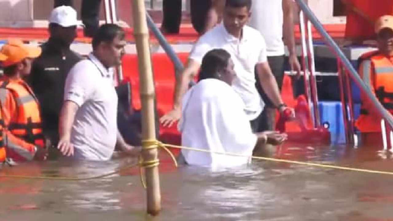 ಕುಂಭಮೇಳದಲ್ಲಿ ಪುಣ್ಯ ಸ್ನಾನ ಮಾಡಿದ ರಾಷ್ಟ್ರಪತಿ ಮುರ್ಮು!