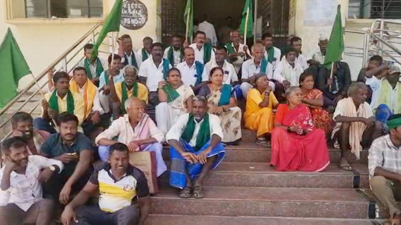 Koratagere Protest: ಕಲ್ಲುಗಣಿಗಾರಿಕೆ ವಿರುದ್ಧ ರೈತರ ಆಕ್ರೋಶ; ಕೊರಟಗೆರೆ ಮಿನಿ ವಿಧಾನಸೌಧಕ್ಕೆ ಮುತ್ತಿಗೆ