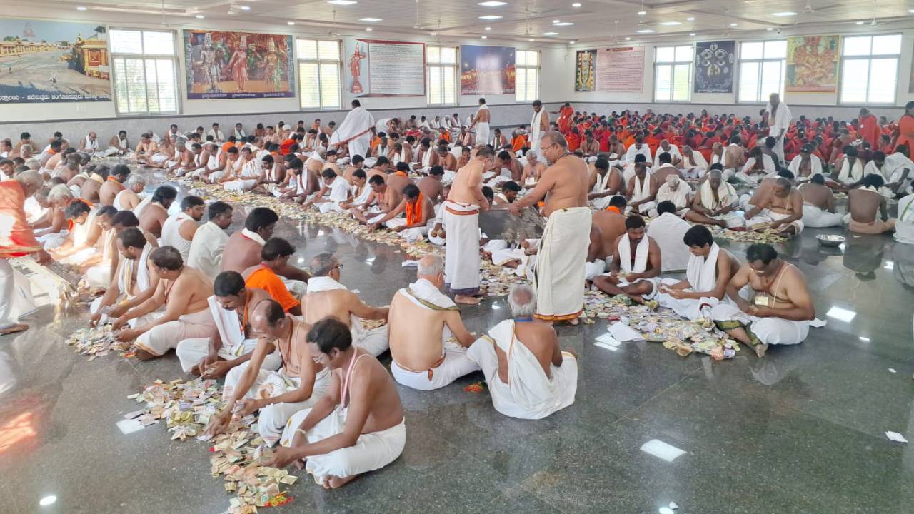Mantralayam Mutt: ಮಂತ್ರಾಲಯ ಹುಂಡಿ ಎಣಿಕೆ; 30 ದಿನದಲ್ಲಿ 3.48 ಕೋಟಿ ರೂ. ಸಂಗ್ರಹ