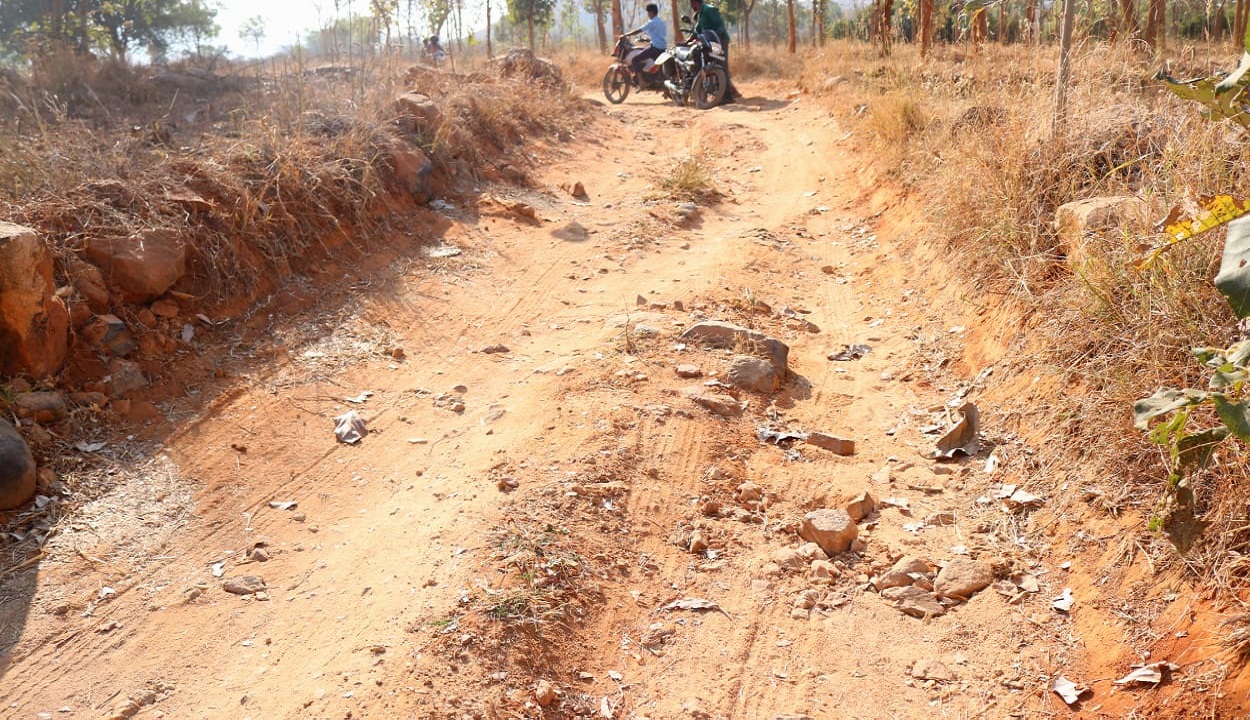 ಮಕ್ಕಳು ಕಾಲ್ನಡಿಗೆ ಮೂಲಕ ಪರೀಕ್ಷಾ ಕೇಂದ್ರ ತಲುಪುವುದು ಅನಿವಾರ್ಯ