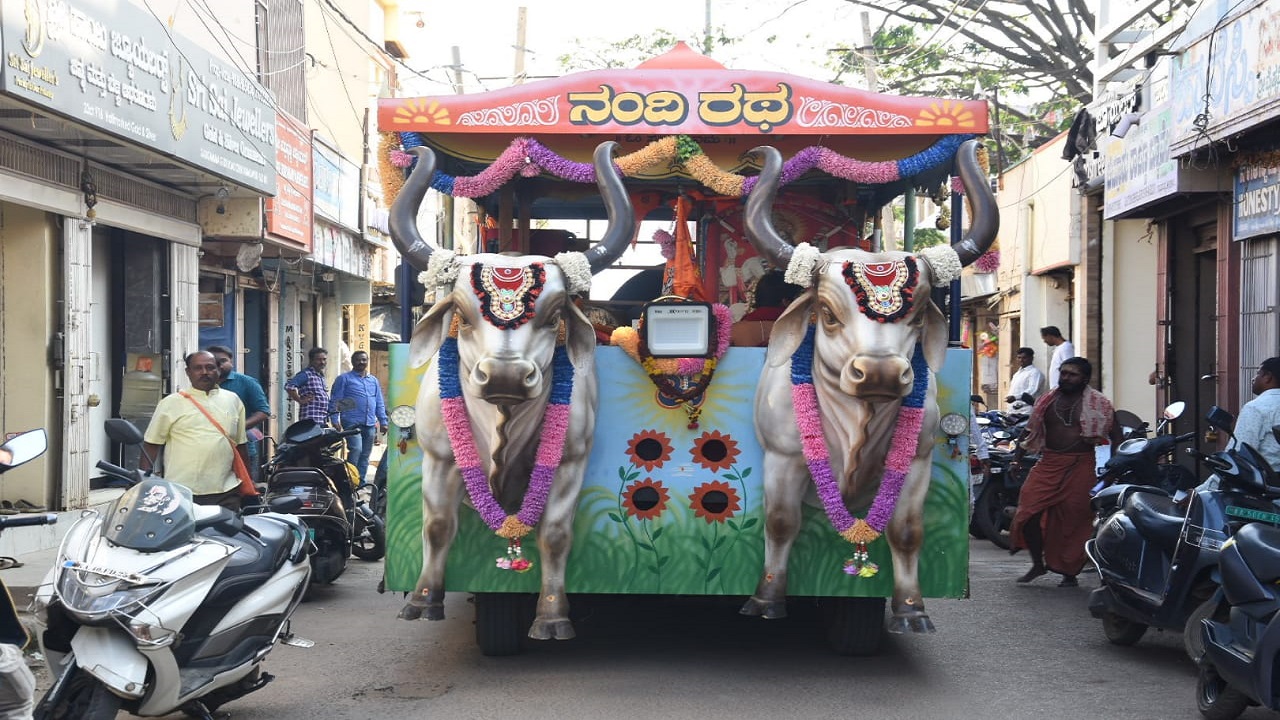 ನಂದಿಯ ಭೋಗನಂದೀಶ್ವರ ದೇವಾಲಯ, ಈಶಾ ಕೇಂದ್ರಕ್ಕೂ ಭೇಟಿ ಪೂಜೆ ಸಲ್ಲಿಕೆ