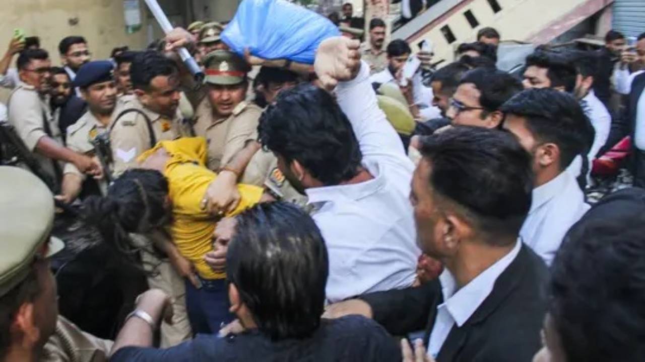 Meerut Horror : ಮರ್ಚೆಂಟ್‌ ನೇವಿ ಆಫೀಸರ್‌ ಹತ್ಯೆ ಕೇಸ್‌; ಹಂತಕಿ ಪತ್ನಿ, ಆಕೆಯ ಬಾಯ್‌ಫ್ರೆಂಡ್‌ಗೆ ನಡುರಸ್ತೆಯಲ್ಲೇ ಬಿತ್ತು ಗೂಸಾ! ಇಲ್ಲಿದೆ ವಿಡಿಯೊ